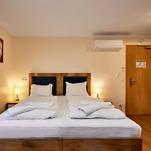 Hotel Isha ***